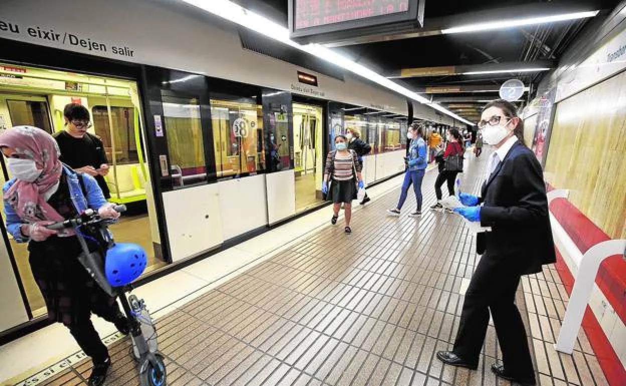 Control de aforo en una estación de Metrovalencia.