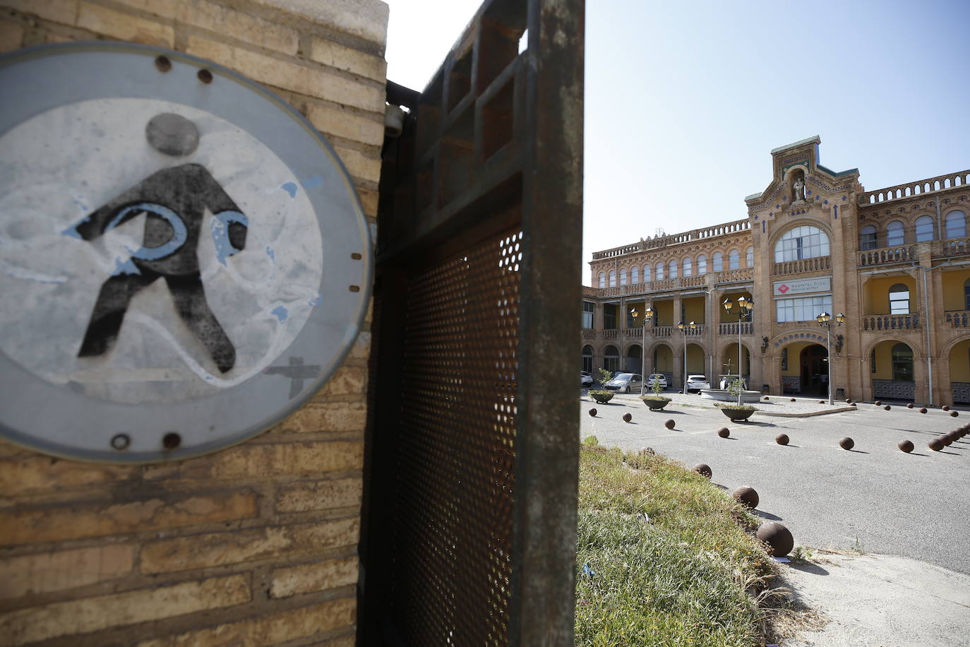 El hospital Valencia al Mar, antiguo asilo de San Juan de Dios, cierra sus puertas después de más de un siglo de historia. La actividad asistencial instalada en el emblemático edificio modernista, inaugurado en la primera década de 1900 y declarado patrimonio histórico-artístico, se despide del distrito Marítimo de Valencia con dolor, tanto de sus gestores como de los propios trabajadores. 