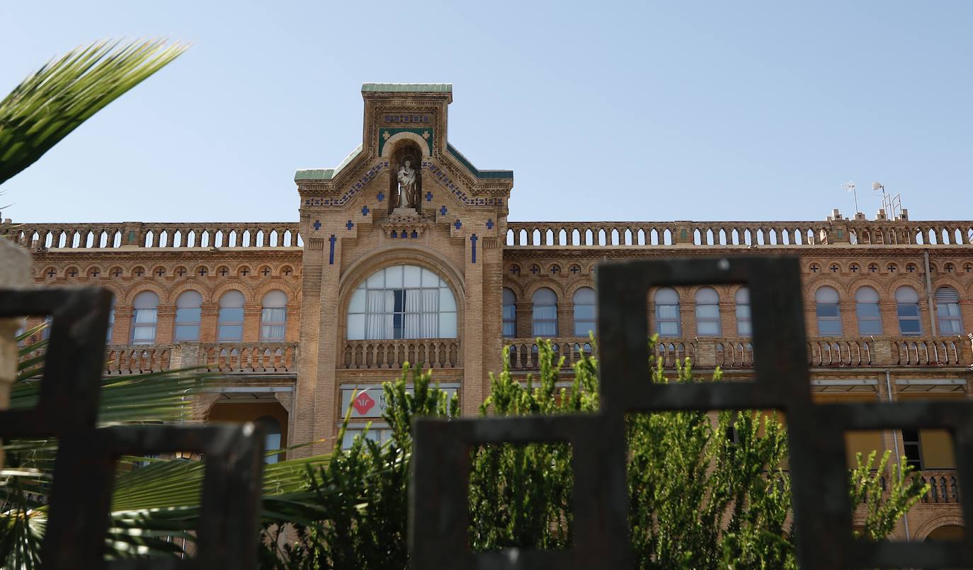 El hospital Valencia al Mar, antiguo asilo de San Juan de Dios, cierra sus puertas después de más de un siglo de historia. La actividad asistencial instalada en el emblemático edificio modernista, inaugurado en la primera década de 1900 y declarado patrimonio histórico-artístico, se despide del distrito Marítimo de Valencia con dolor, tanto de sus gestores como de los propios trabajadores. 