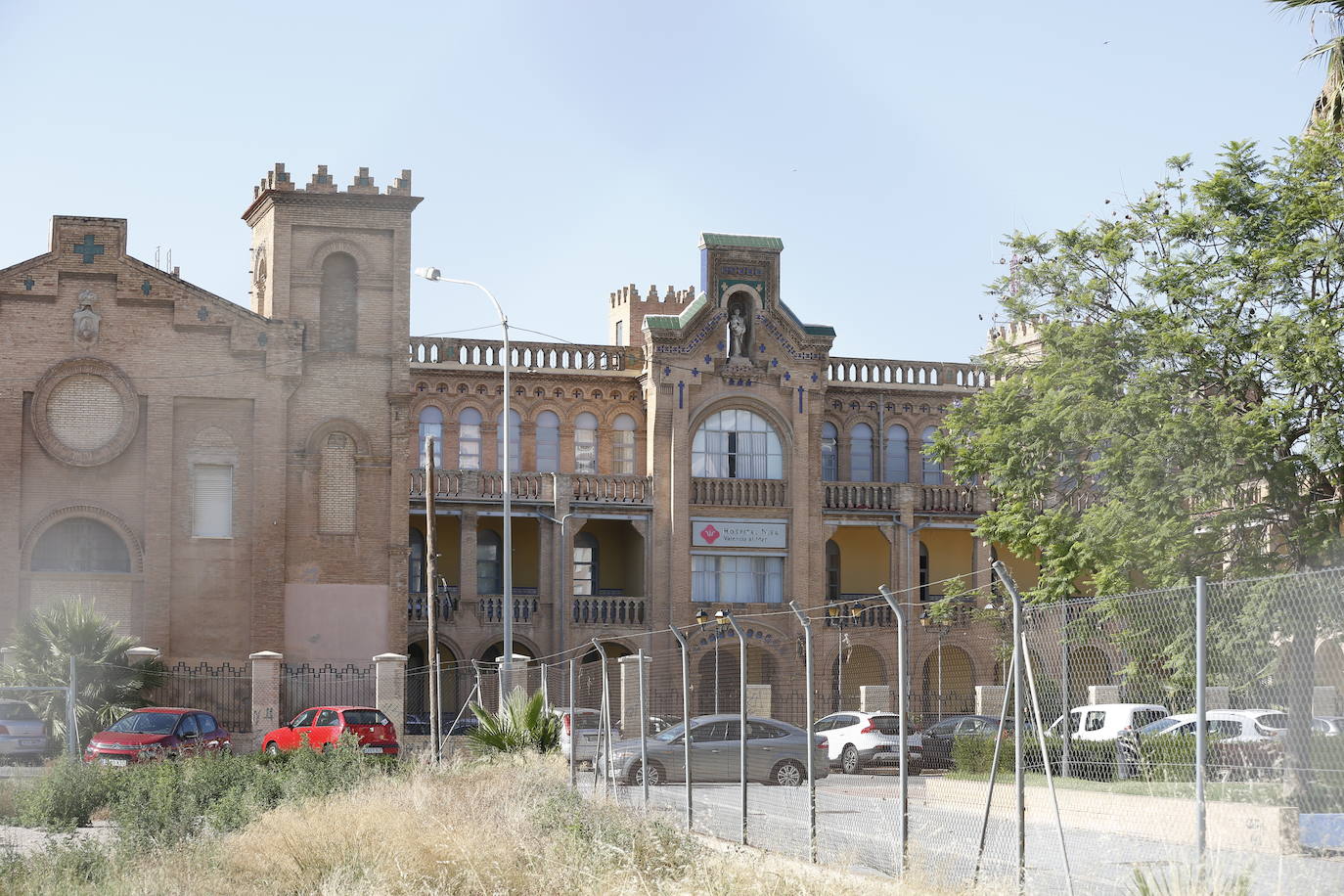 El hospital Valencia al Mar, antiguo asilo de San Juan de Dios, cierra sus puertas después de más de un siglo de historia. La actividad asistencial instalada en el emblemático edificio modernista, inaugurado en la primera década de 1900 y declarado patrimonio histórico-artístico, se despide del distrito Marítimo de Valencia con dolor, tanto de sus gestores como de los propios trabajadores. 