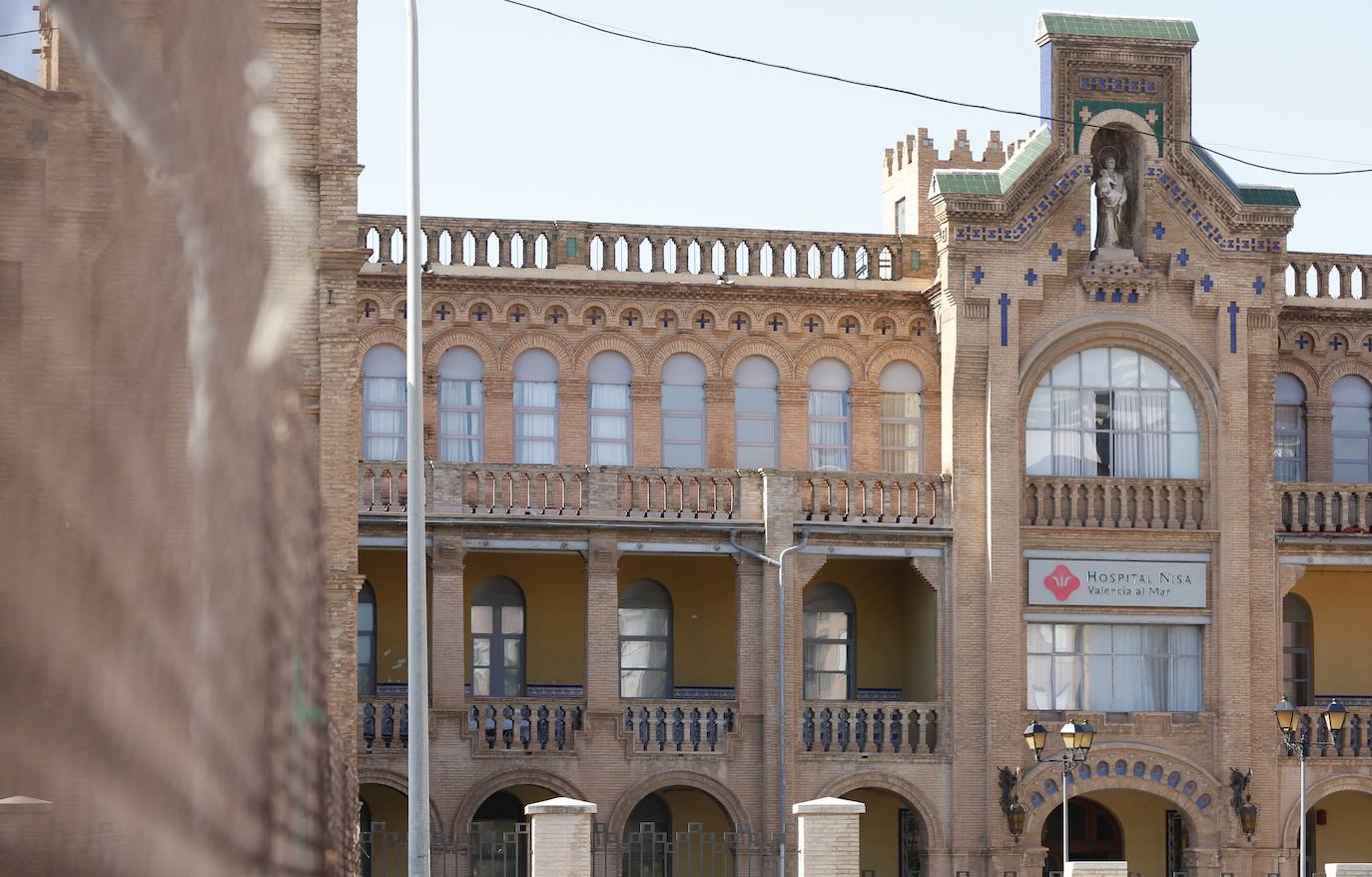 El hospital Valencia al Mar, antiguo asilo de San Juan de Dios, cierra sus puertas después de más de un siglo de historia. La actividad asistencial instalada en el emblemático edificio modernista, inaugurado en la primera década de 1900 y declarado patrimonio histórico-artístico, se despide del distrito Marítimo de Valencia con dolor, tanto de sus gestores como de los propios trabajadores. 