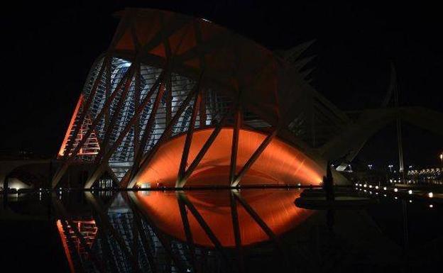 Luz naranja en la Ciudad de las Artes y las Ciencias para apoyar al Valencia Basket