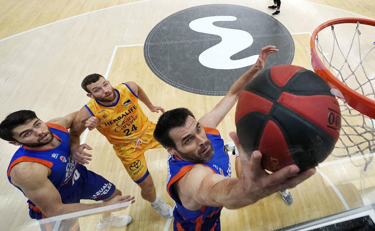 San Emeterio anota una bandeja frente al Gran Canaria, un partido que se afrontó como si fuera unos cuartos de final. 