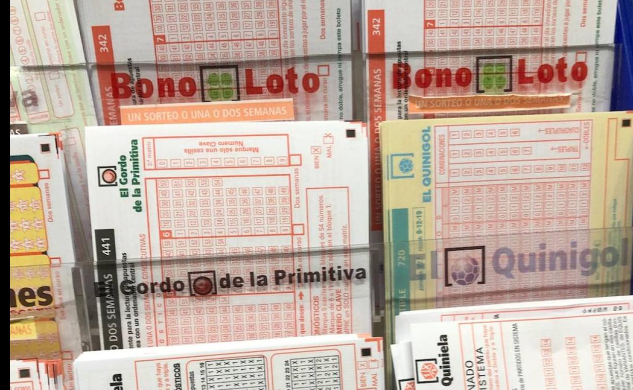 Boletos de apuestas en una administración de Loterías. 