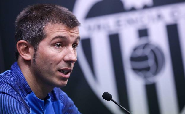 Albert Celades, en una rueda de prensa en la ciudad deportiva de Paterna. 