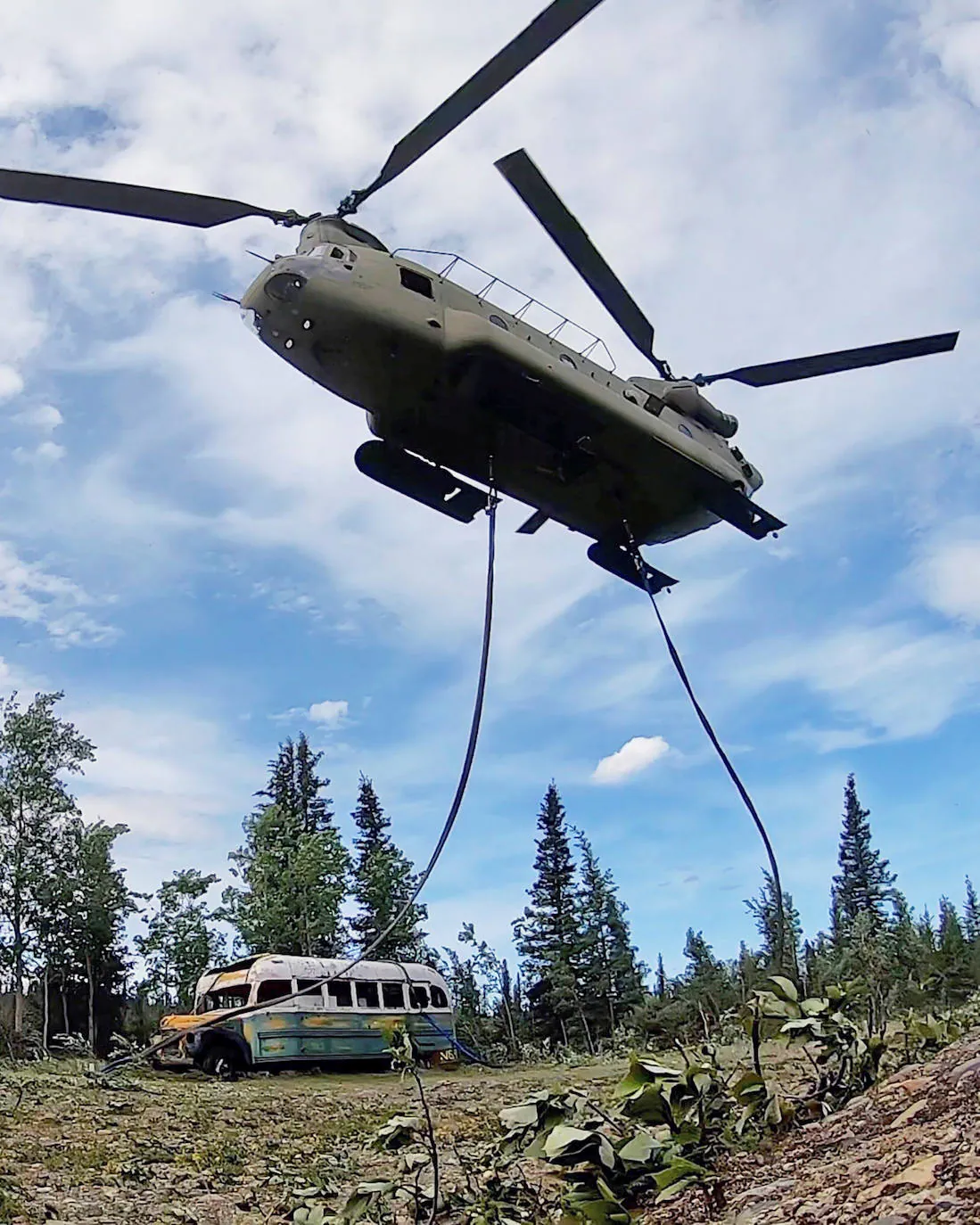 Un viejo autobús abandonado en la salvaje Alaska es desde luego una imagen poco usual. El aparato se hizo famoso gracias a la novela 'Into the Wild' y la película que lleva el mismo nombre ('Hacia rutas salvajes'). El libro, escrito por Jon Krakauer, narra la historia real de Christopher McCandless, un joven que lo dejó todo tras graduarse de la universidad y que, tras varias aventuras por Estados Unidos, murió de hambre en el llamado ‘Magic Bus’. Ahora, las autoridades de Alaska han decidido retirar el vehículo de la zona. El autobús se había convertido en un reclamo turístico para muchos excursionistas, sin embargo, el acceso era peligroso. 