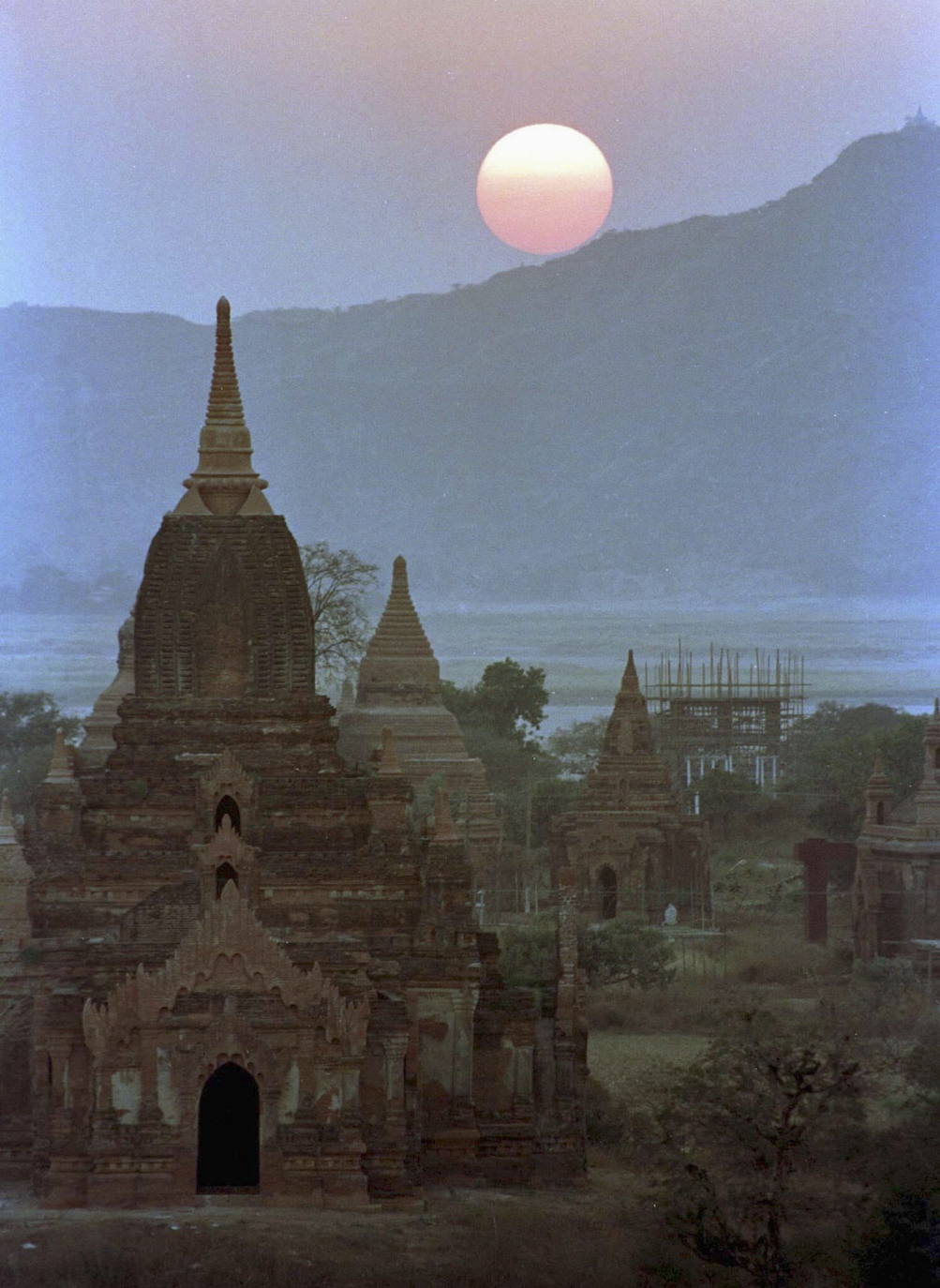 Los templos de Angkor Wat, en la región de Camboya, son considerados como el mayor complejo arqueológico del sureste asiático, permanecieron desconocidos al mundo occidental hasta mediados del siglo XX. El territorio fue, en el siglo primero de nuestra era, el exótico país Jemer. La tradición estipulaba que cada rey debía erigir un nuevo templo a Shiva (el dios destructor) o a Vishnu (el guardian) según le perteneciera, y que a su muerte le serviría de tumba. Así empezaron las edificaciones religiosas a los dioses hindúes, concebidas como una representación simbólica del universo. Su abandono sigue siendo uno de los misterios que envuelven estas reliquias. 