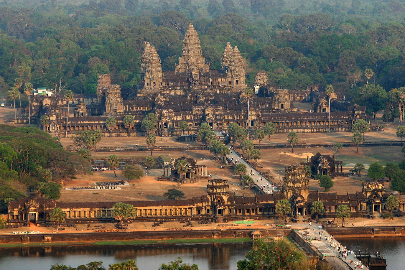 Los templos de Angkor Wat, en la región de Camboya, son considerados como el mayor complejo arqueológico del sureste asiático, permanecieron desconocidos al mundo occidental hasta mediados del siglo XX. El territorio fue, en el siglo primero de nuestra era, el exótico país Jemer. La tradición estipulaba que cada rey debía erigir un nuevo templo a Shiva (el dios destructor) o a Vishnu (el guardian) según le perteneciera, y que a su muerte le serviría de tumba. Así empezaron las edificaciones religiosas a los dioses hindúes, concebidas como una representación simbólica del universo. Su abandono sigue siendo uno de los misterios que envuelven estas reliquias. 