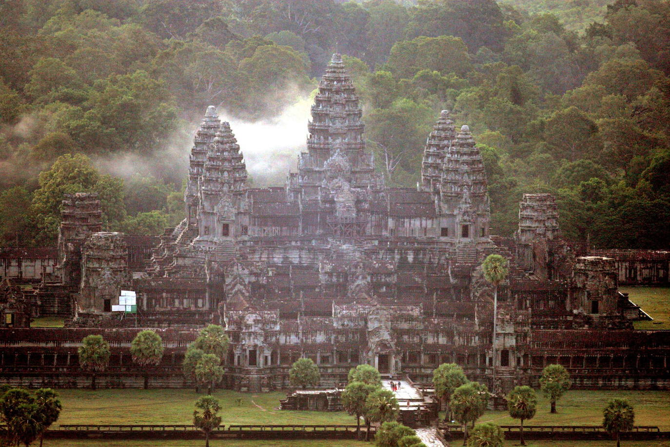 Los templos de Angkor Wat, en la región de Camboya, son considerados como el mayor complejo arqueológico del sureste asiático, permanecieron desconocidos al mundo occidental hasta mediados del siglo XX. El territorio fue, en el siglo primero de nuestra era, el exótico país Jemer. La tradición estipulaba que cada rey debía erigir un nuevo templo a Shiva (el dios destructor) o a Vishnu (el guardian) según le perteneciera, y que a su muerte le serviría de tumba. Así empezaron las edificaciones religiosas a los dioses hindúes, concebidas como una representación simbólica del universo. Su abandono sigue siendo uno de los misterios que envuelven estas reliquias. 