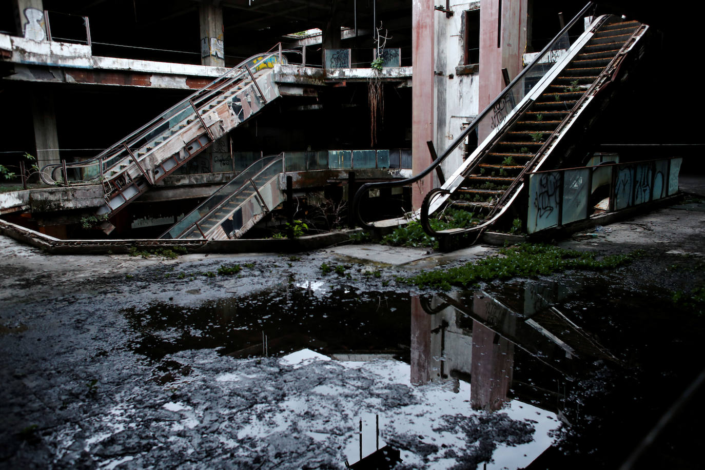 El centro comercial New World de Bangkok, Tailandia, ha estado abandonado y sin vida desde 1997. Ese año el edificio fue cerrado por las autoridades tailandesas, después de descubrir que sus propietarios habían construido varios pisos más de los autorizados. Después fue pasto de varios incendios y derrumbes. Ahora, una exposición lo ha devuelto momentáneamente a la vida. 