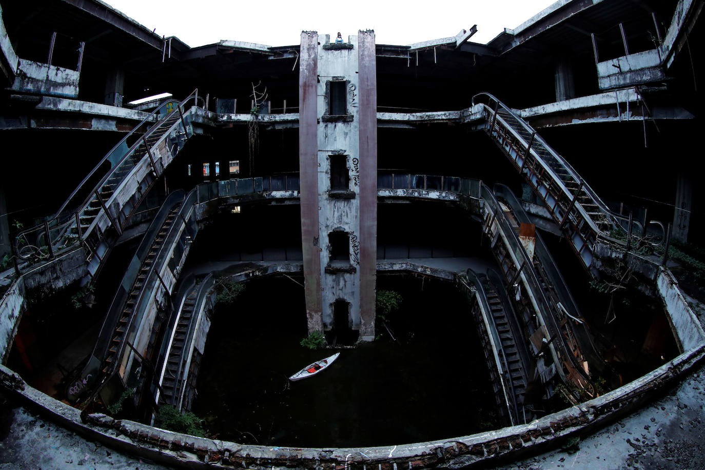 El centro comercial New World de Bangkok, Tailandia, ha estado abandonado y sin vida desde 1997. Ese año el edificio fue cerrado por las autoridades tailandesas, después de descubrir que sus propietarios habían construido varios pisos más de los autorizados. Después fue pasto de varios incendios y derrumbes. Ahora, una exposición lo ha devuelto momentáneamente a la vida. 