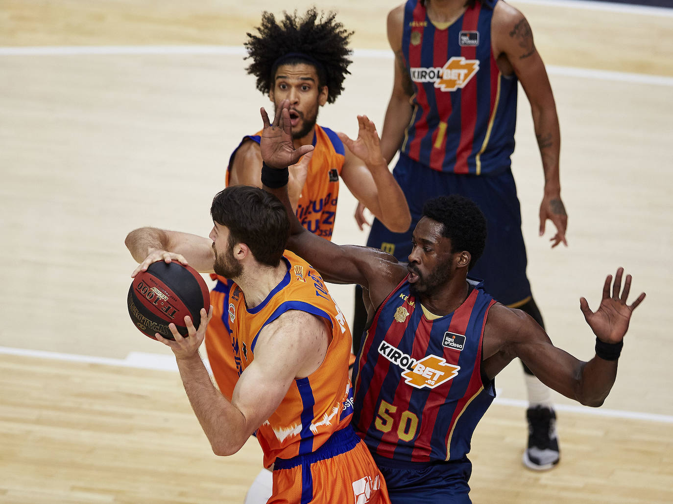 Fotos: ACB: espectaculares imágenes del Valencia Basket - Baskonia