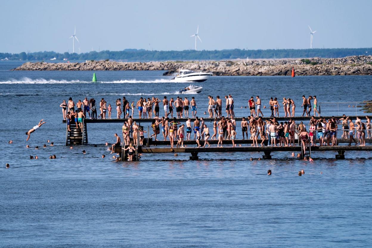 Una masa de bañistas se hacina junto a una playa de Malmo, Suecia. 