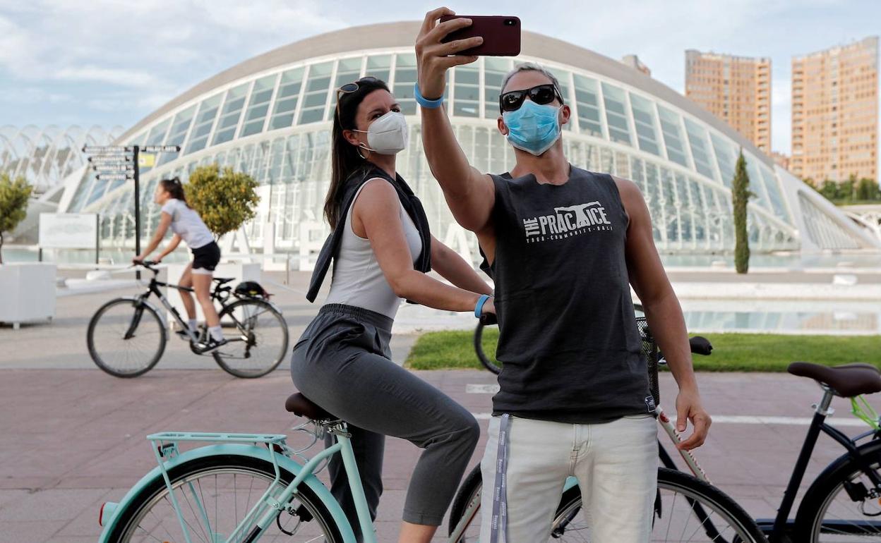 Una pareja se hace una foto en Valencia. 