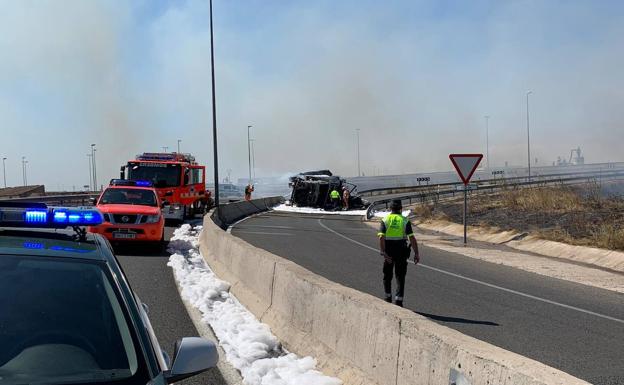 La Guardia Civil rescata en Torrent a un conductor atrapado entre las llamas del camión