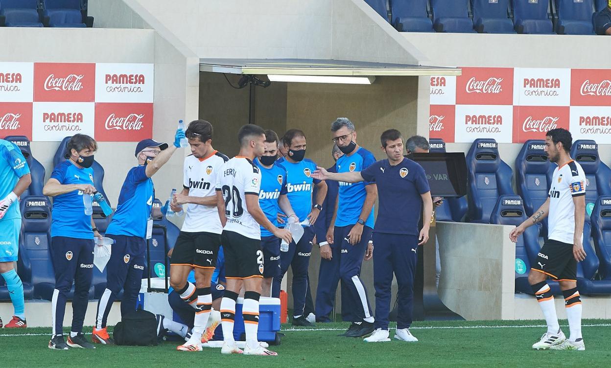 Celades intenta hablar con sus jugadores en la parada para refrescarse. ep
