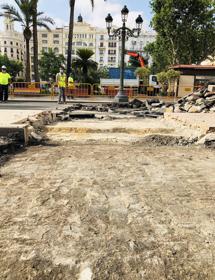 Imagen secundaria 2 - La plaza del Ayuntamiento de Valencia deja al descubierto su antiguo adoquinado