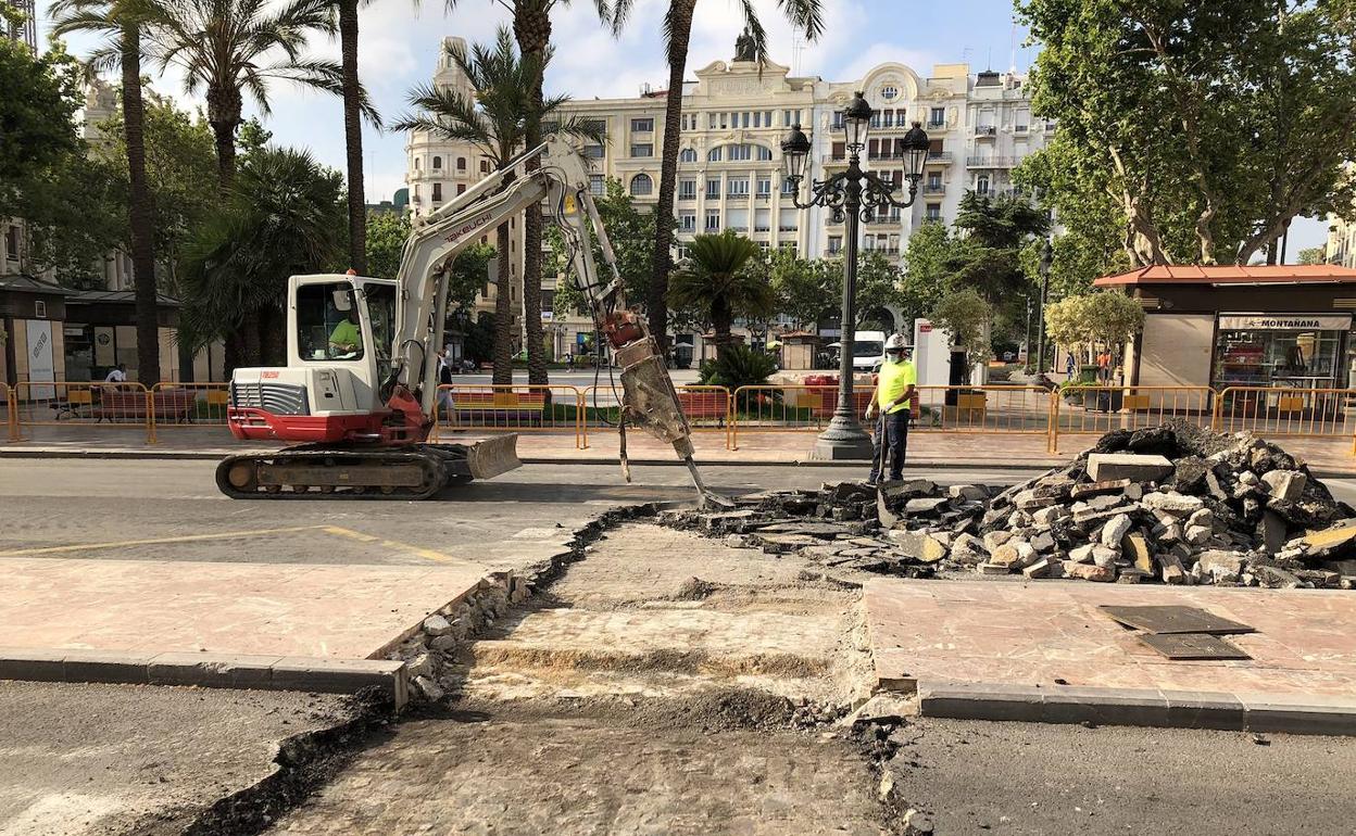 Trabajos de recuperación del adoquinado en la plaza del Ayuntamiento