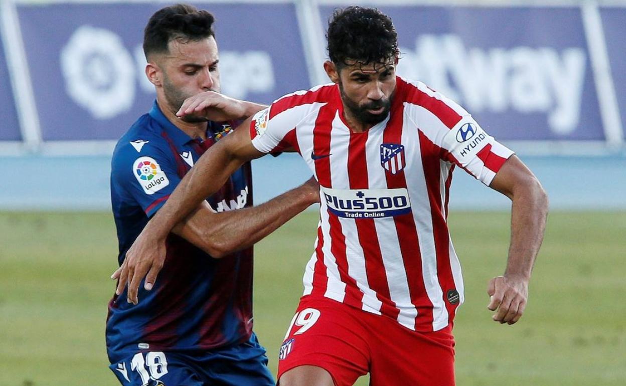 Bruno González presiona a Diego Costa en el Estadi Olímpic Camilo Cano.