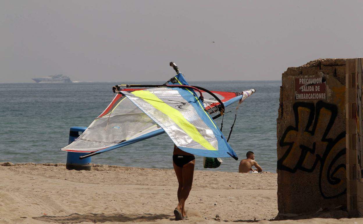 Un deportista se acerca al mar en El Saler en Valencia. 