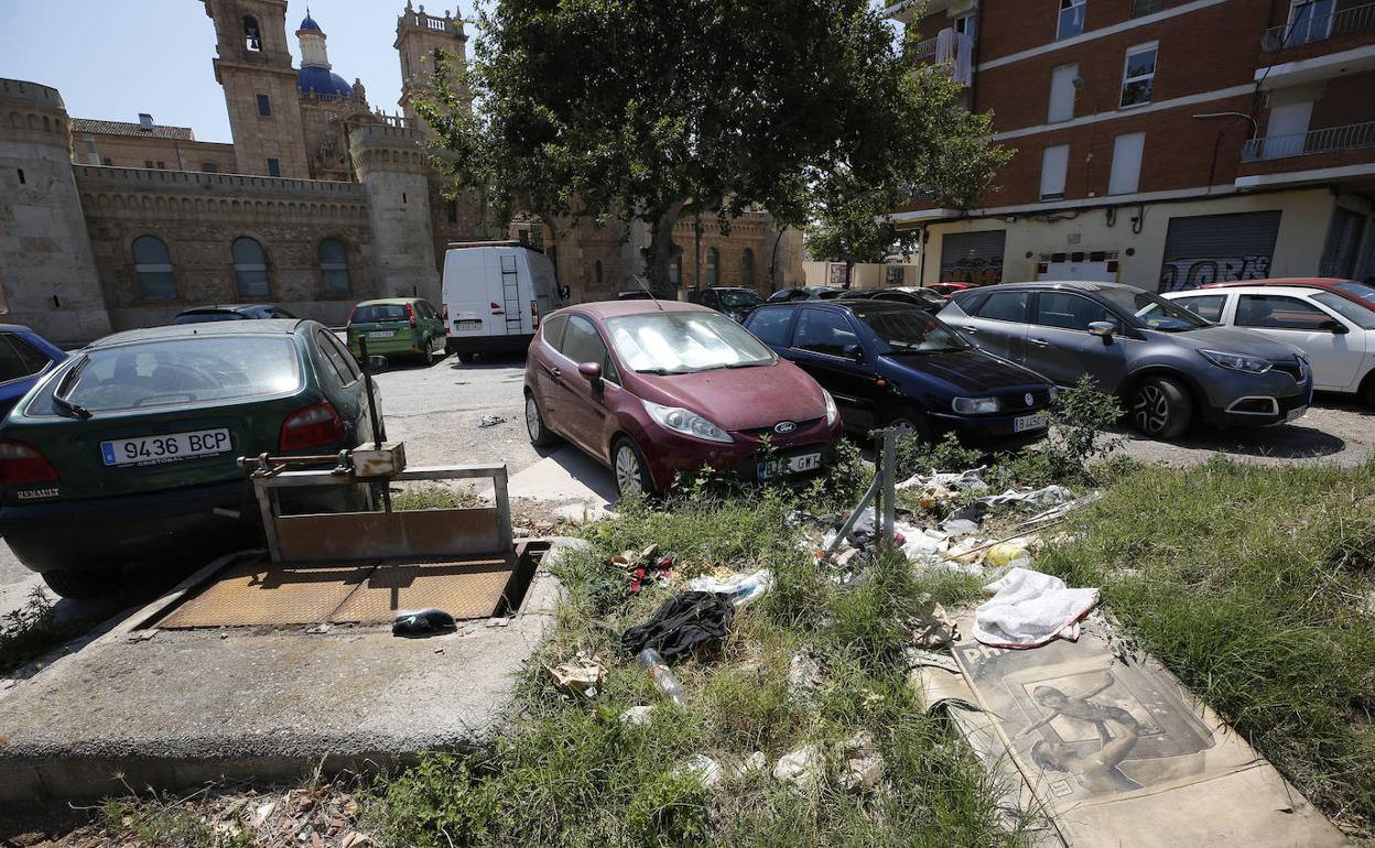 Vertedero en una calle justo enfrente de San Miguel de los Reyes. 