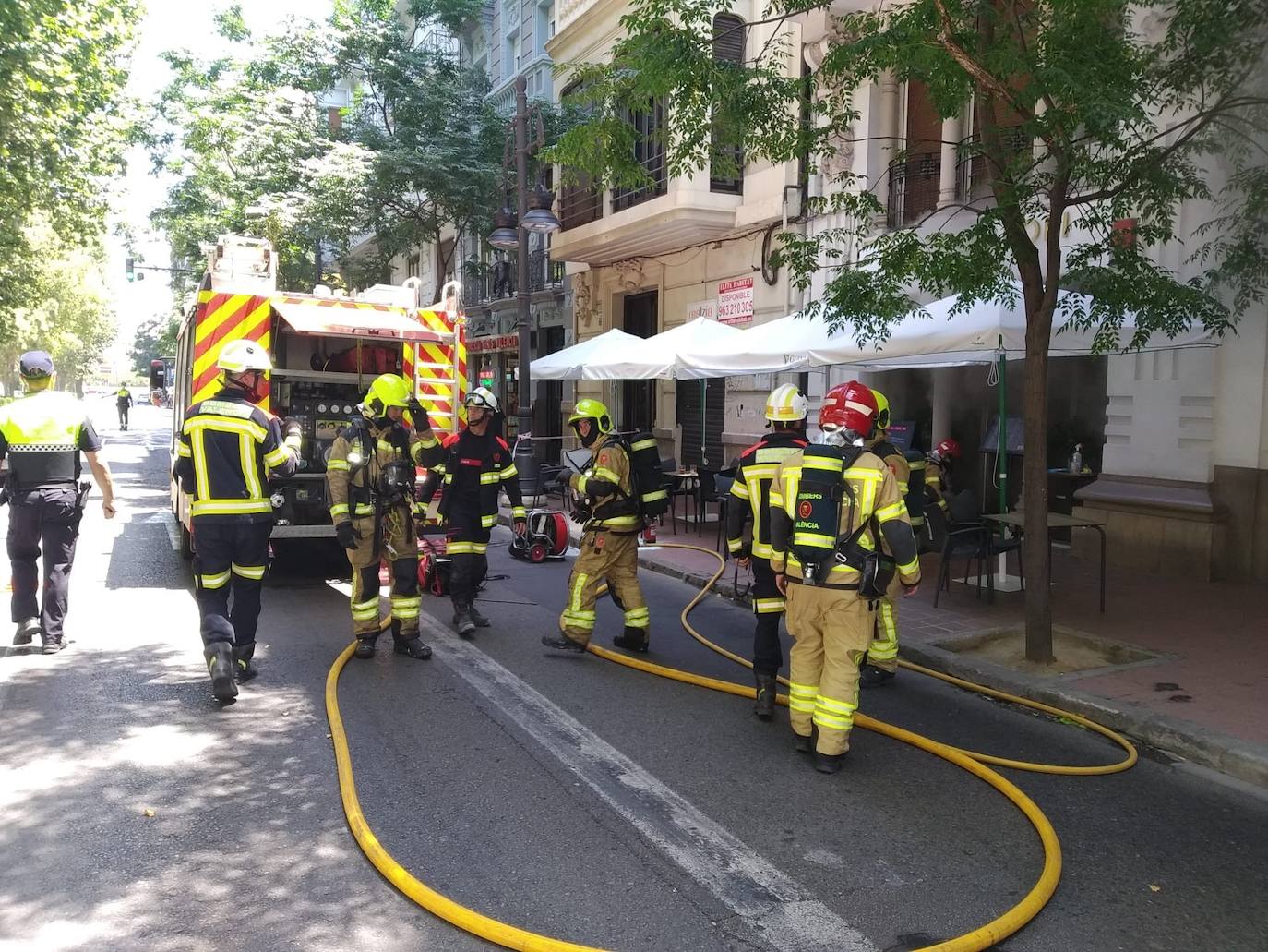 Un hombre resultado herido en una mano el intentar sofocar las llamas.