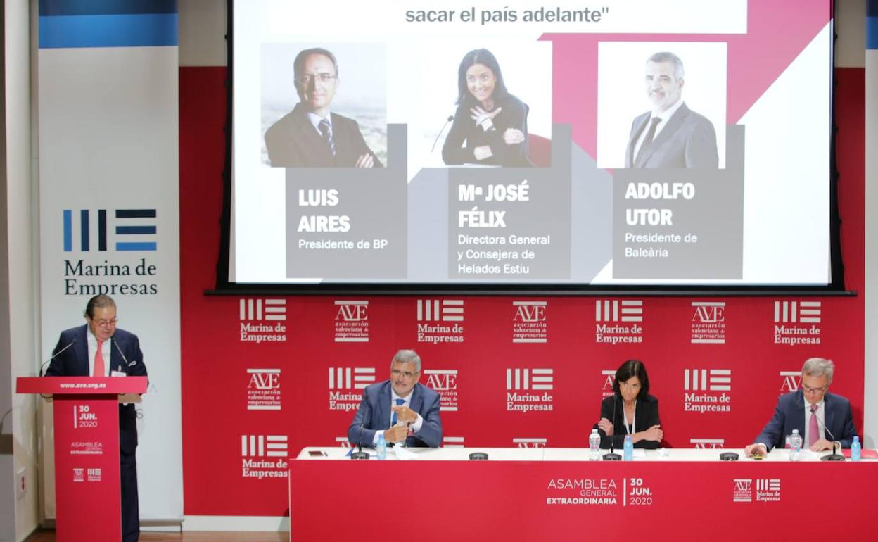 Vicente Boluda, Adolfo Utor, María José Félix y Luis Aires, este martes en la asamblea extraordinaria de AVE.