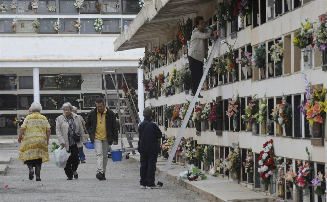 Vecinos en el cementerio de Castellón. 