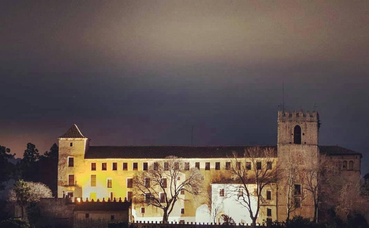 Vista nocturna del Monestir de Sant Jeroni de Cotalba, en Alfauir. 