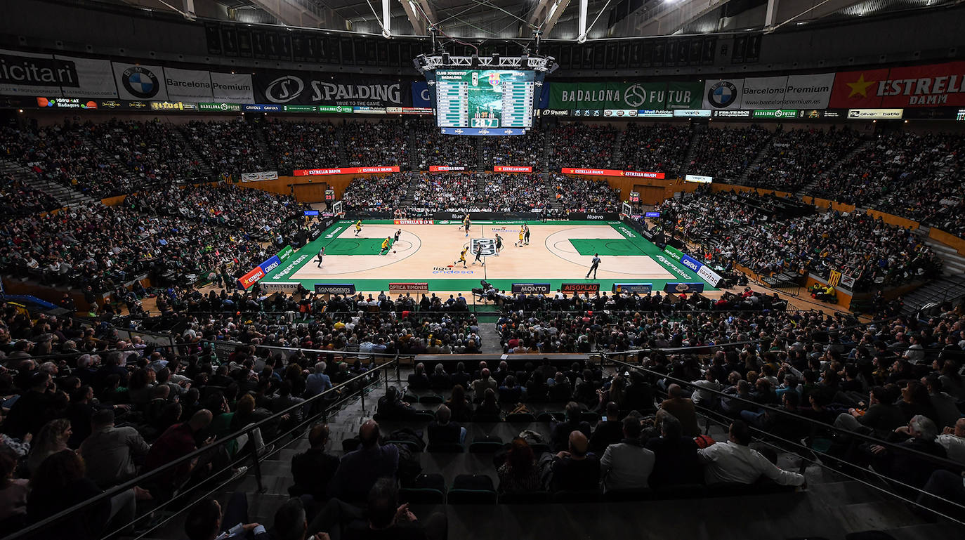 Pabellón Olímpico de Badalona. Casa del Joventut de Badalona, actualmente tiene capacidad para albergar 12.500 espectadores y lleva ofreciendo actos muy diversos desde su apertura en 1991.