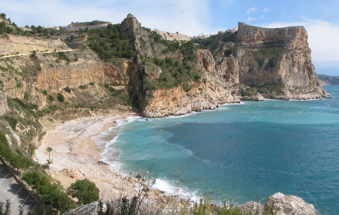 CALA DEL MORAIG. En 2020 sigue en el listado de banderas azules la playa de Poble Nou de Benitatxell, en concreto la Cala del Moraig.