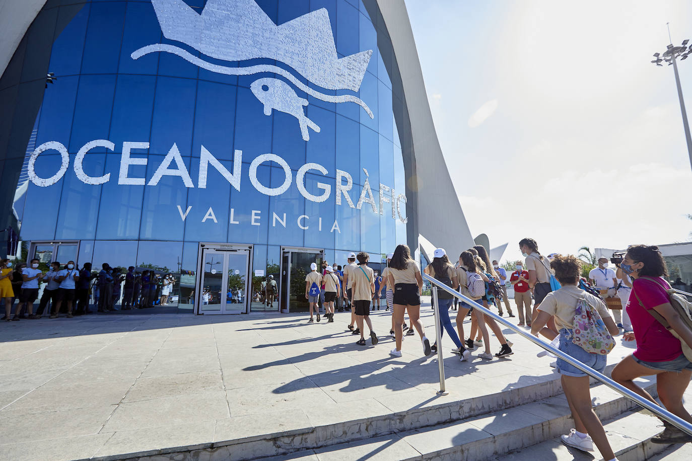 El Oceanogràfic de Valencia ha reabierto este miércoles al público después de estar 110 días cerrado por la pandemia del coronavirus, y lo ha hecho con un preventa de casi mil entradas y confiando en que las circunstancias permitan «rescatar, poco a poco, el brillo y la importancia» que tiene este parque para la Ciudad de las Artes y las Ciencias. 