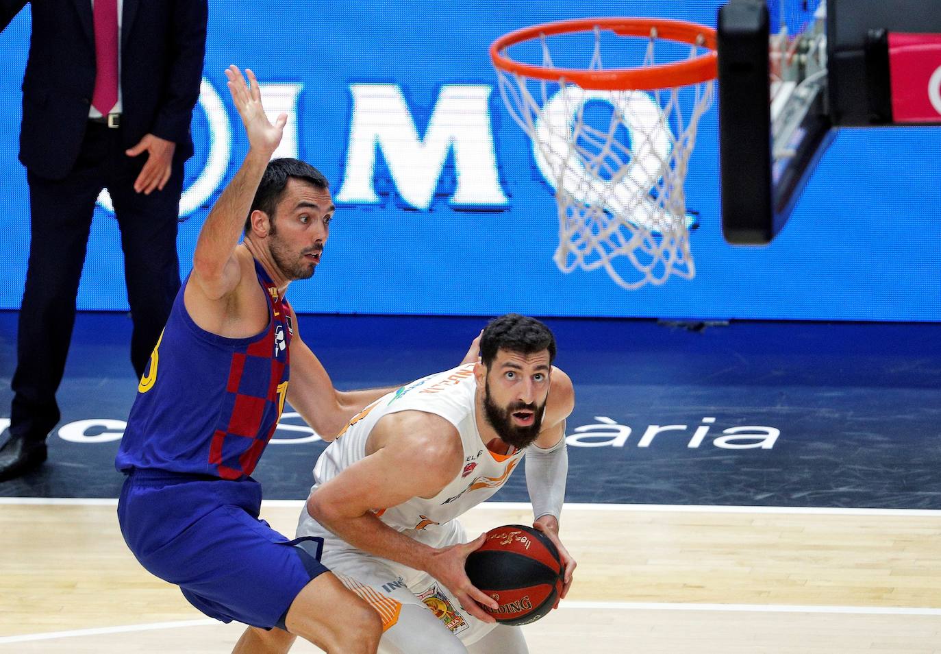 El Baskonia frustra al Barça y conquista la Liga ACB diez años después