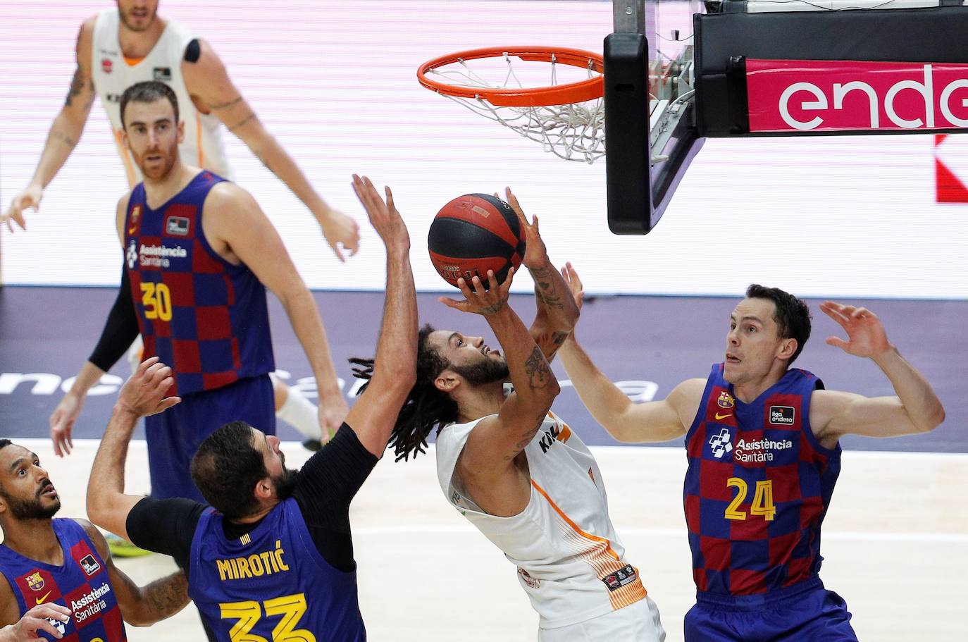 El Baskonia frustra al Barça y conquista la Liga ACB diez años después