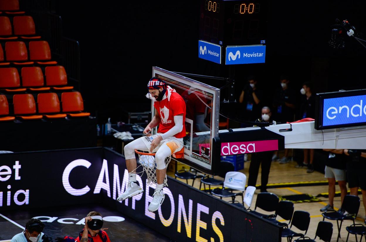 Shengelia se sube a la canasta para celebrar el título. acbphoto