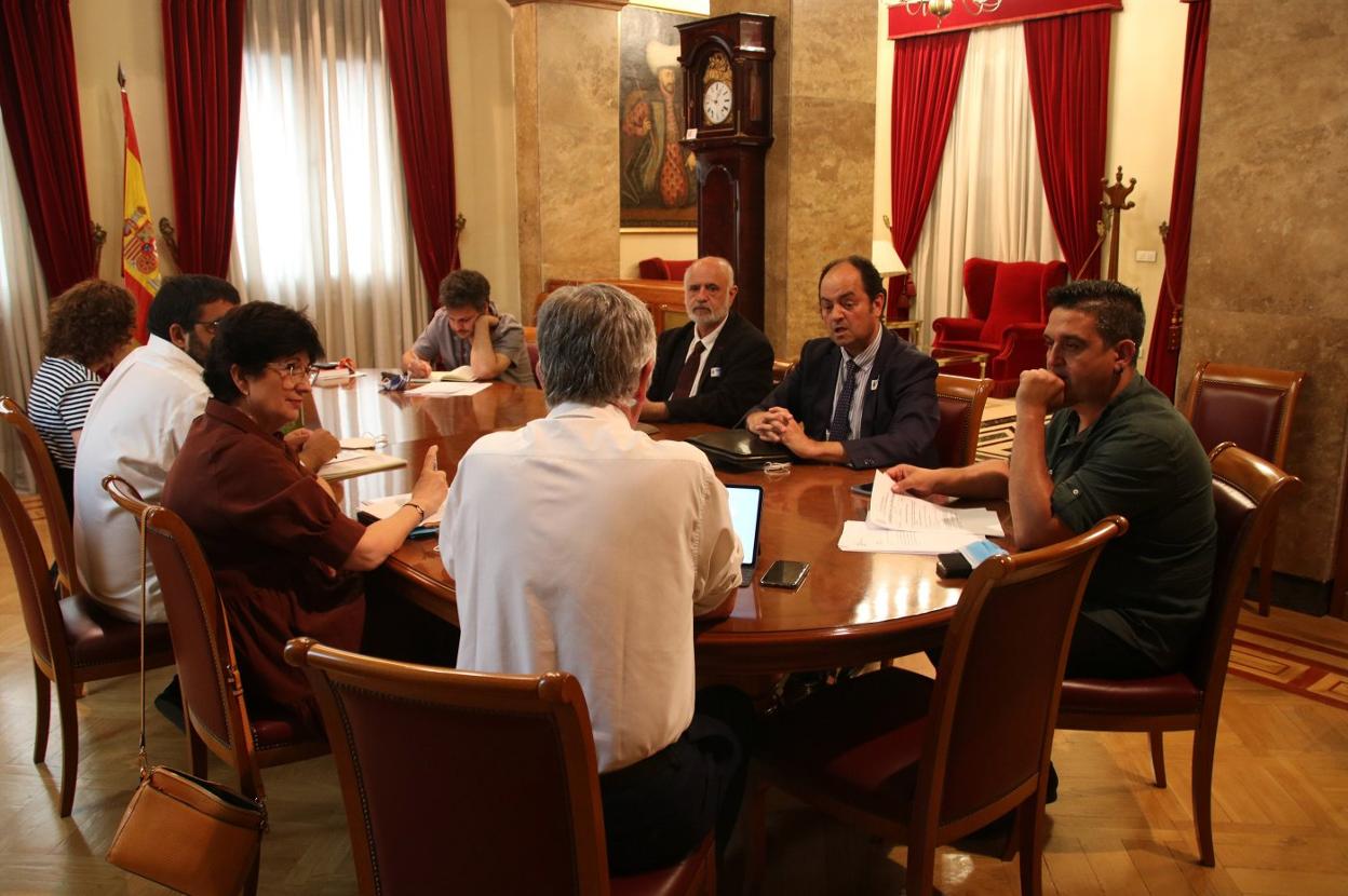 Reunión de la AJV con Izquierda Federal del Senado. lp