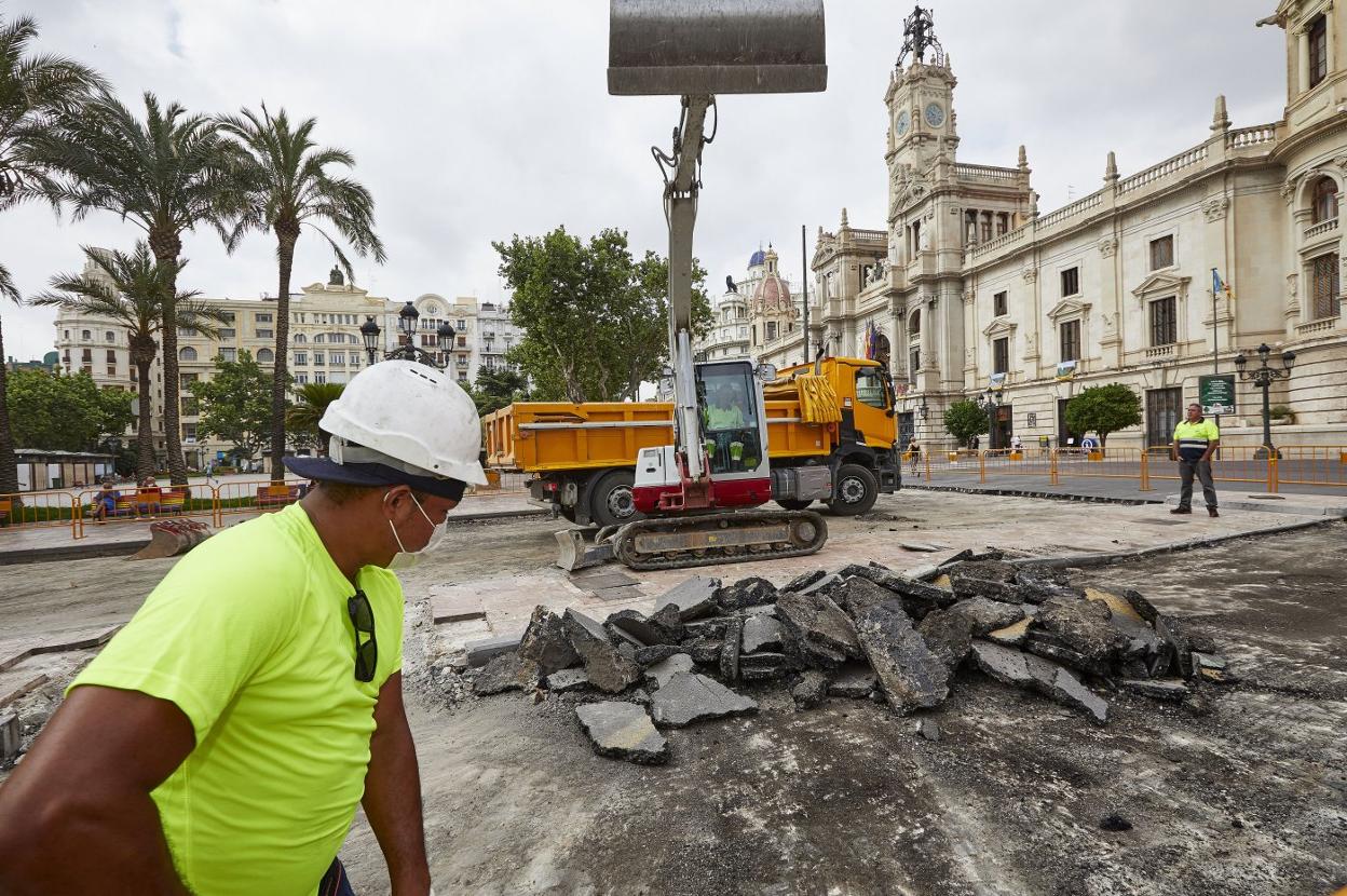 Retirada de pavimento en la zona donde quedará a la vista el adoquinado. iván arlandis