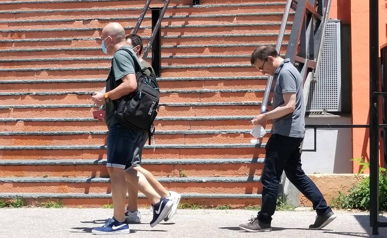 Ponsarnau charla con el delegado Alfonso Castilla, tras salir de la Fonteta una vez firmado hoy su nuevo contrato. 