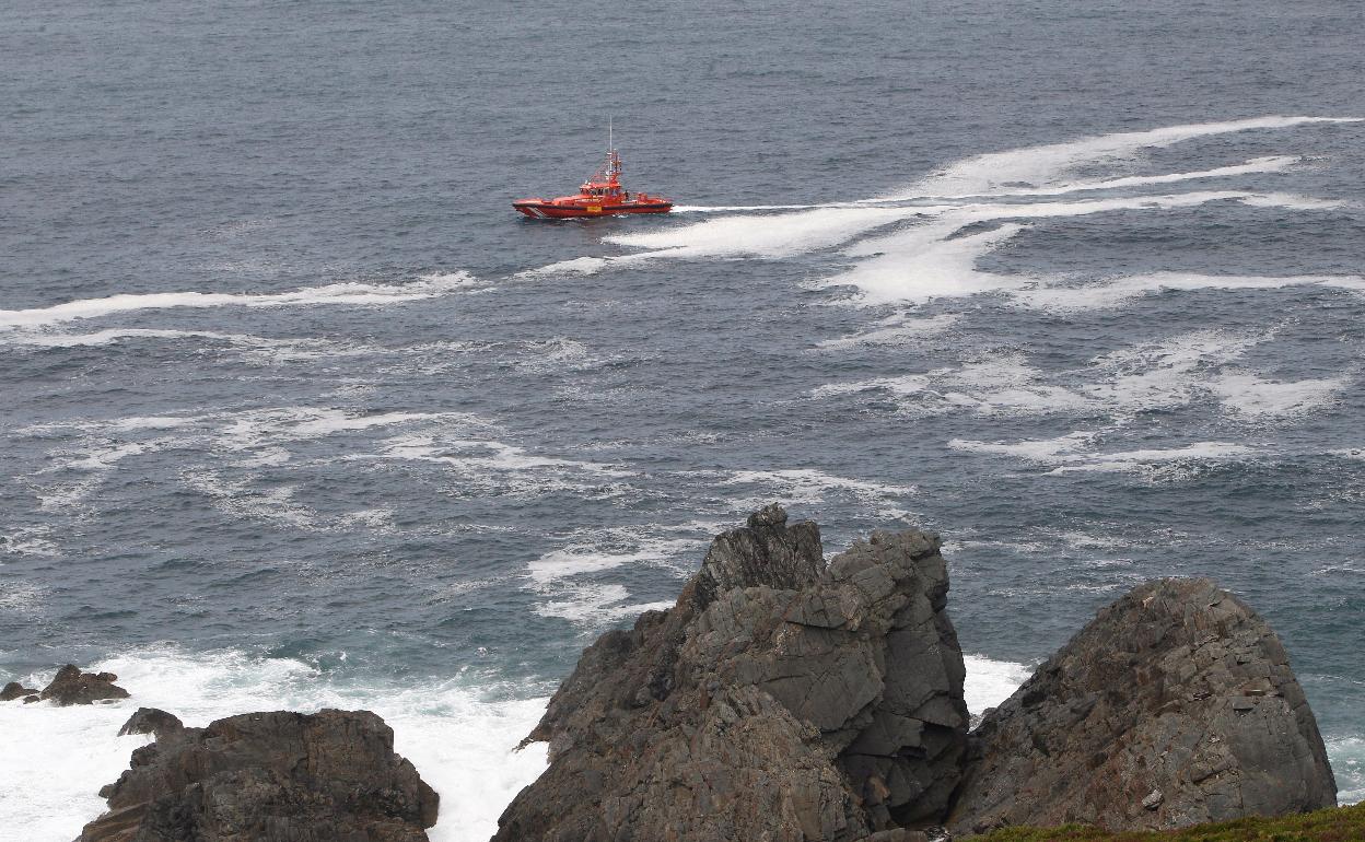 Salvamento Marítimo coordina la búsqueda del desparecido desde el martes por la mañana.  