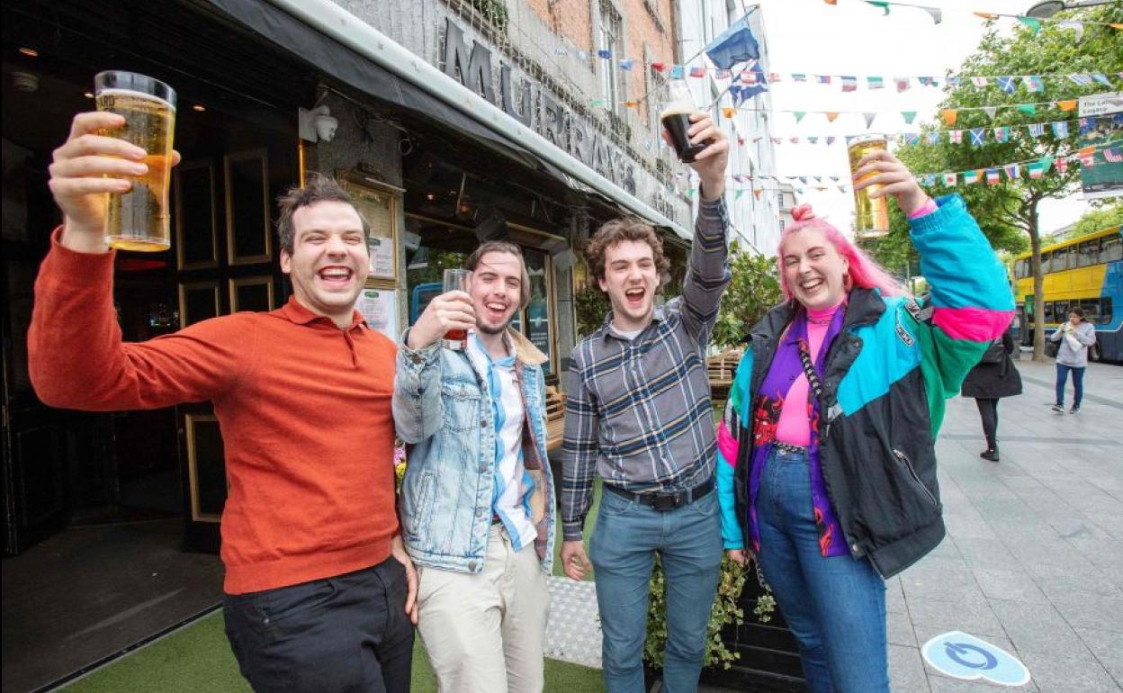 Jóvenes tomando cerveza en Dublín.