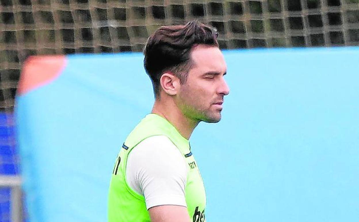 Toño, en un entrenamiento del Levante.