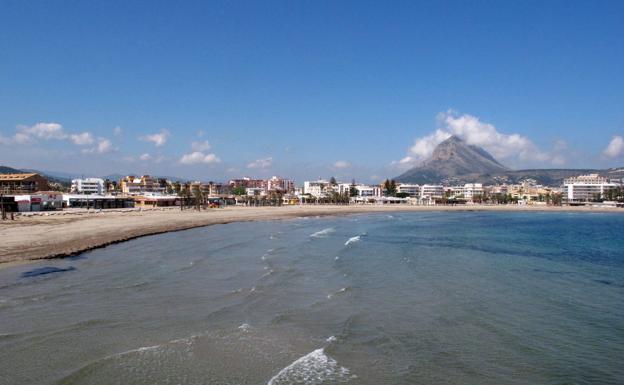 EL ARENAL. Con 450 metros de longitud y 80 metros de anchura, la playa El Arenal es una gran playa sobre todo de arena, aunque también tiene roca, que se encuentra en el municipio de Xàbia. Es una de las más conocidas y frecuentadas de la localidad, no en vano posee interminables arenas blancas y una configuración con pendientes suaves que la hacen muy apta para el baño.