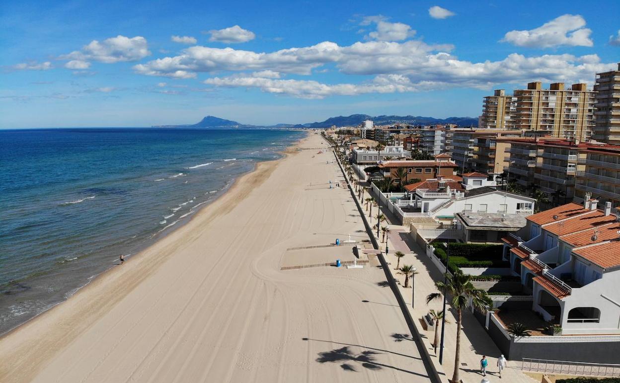 MIRAMAR. Miramar ofrece la placidez de un municipio que goza de todas las virtudes del Mediterráneo. Con el mar y el verde agrícola como límites, su playa abierta, de arena fina, mantiene el carácter agradable del municipio con un paseo adornado de palmeras.