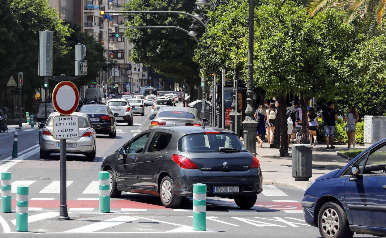 Acceso a la calle Colón desde la plaza Porta de la Mar, ayer. 