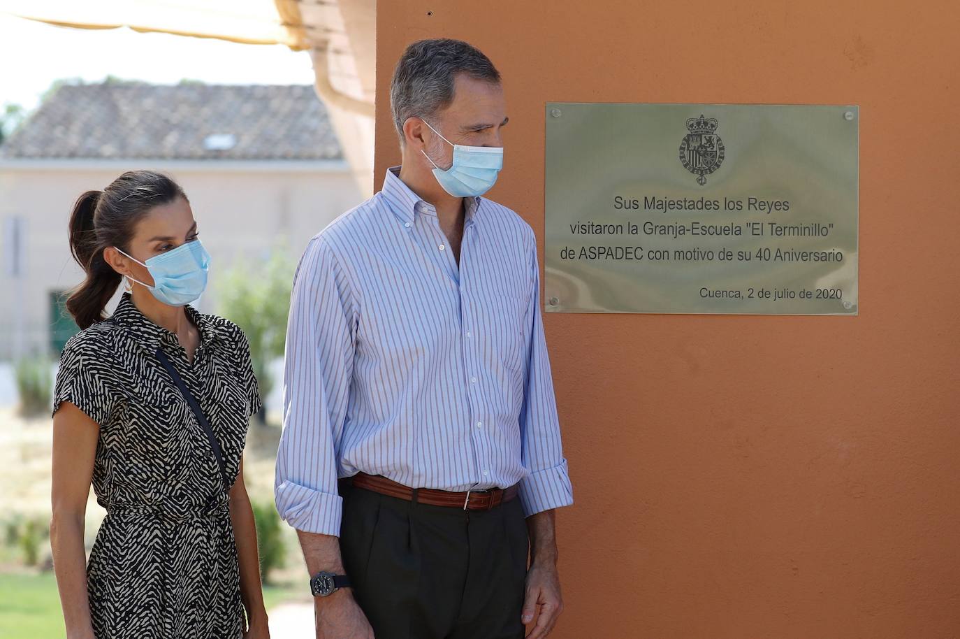 Cuenca ha sido la ciudad elegida por los Reyes, don Felipe y doña Letizia para su escala en Castilla-La Mancha dentro de la gira que están realizando por las comunidades autónomas para expresar su apoyo a instituciones y colectivos de todo tipo tras el estado de alarma provocado por la pandemia de coronavirus. En Cuenca fue donde hace 16 años don Felipe y doña Letizia iniciaron un recorrido por España con motivo de su luna de miel. 