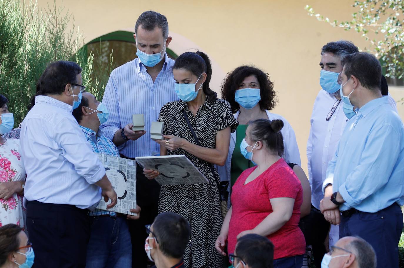 Cuenca ha sido la ciudad elegida por los Reyes, don Felipe y doña Letizia para su escala en Castilla-La Mancha dentro de la gira que están realizando por las comunidades autónomas para expresar su apoyo a instituciones y colectivos de todo tipo tras el estado de alarma provocado por la pandemia de coronavirus. En Cuenca fue donde hace 16 años don Felipe y doña Letizia iniciaron un recorrido por España con motivo de su luna de miel. 