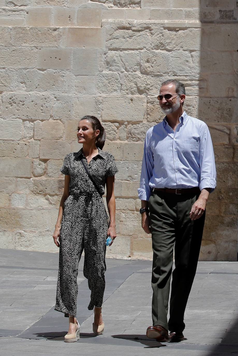 Cuenca ha sido la ciudad elegida por los Reyes, don Felipe y doña Letizia para su escala en Castilla-La Mancha dentro de la gira que están realizando por las comunidades autónomas para expresar su apoyo a instituciones y colectivos de todo tipo tras el estado de alarma provocado por la pandemia de coronavirus. En Cuenca fue donde hace 16 años don Felipe y doña Letizia iniciaron un recorrido por España con motivo de su luna de miel. 