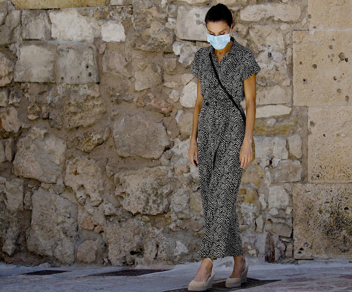 Cuenca ha sido la ciudad elegida por los Reyes, don Felipe y doña Letizia para su escala en Castilla-La Mancha dentro de la gira que están realizando por las comunidades autónomas para expresar su apoyo a instituciones y colectivos de todo tipo tras el estado de alarma provocado por la pandemia de coronavirus. En Cuenca fue donde hace 16 años don Felipe y doña Letizia iniciaron un recorrido por España con motivo de su luna de miel. 