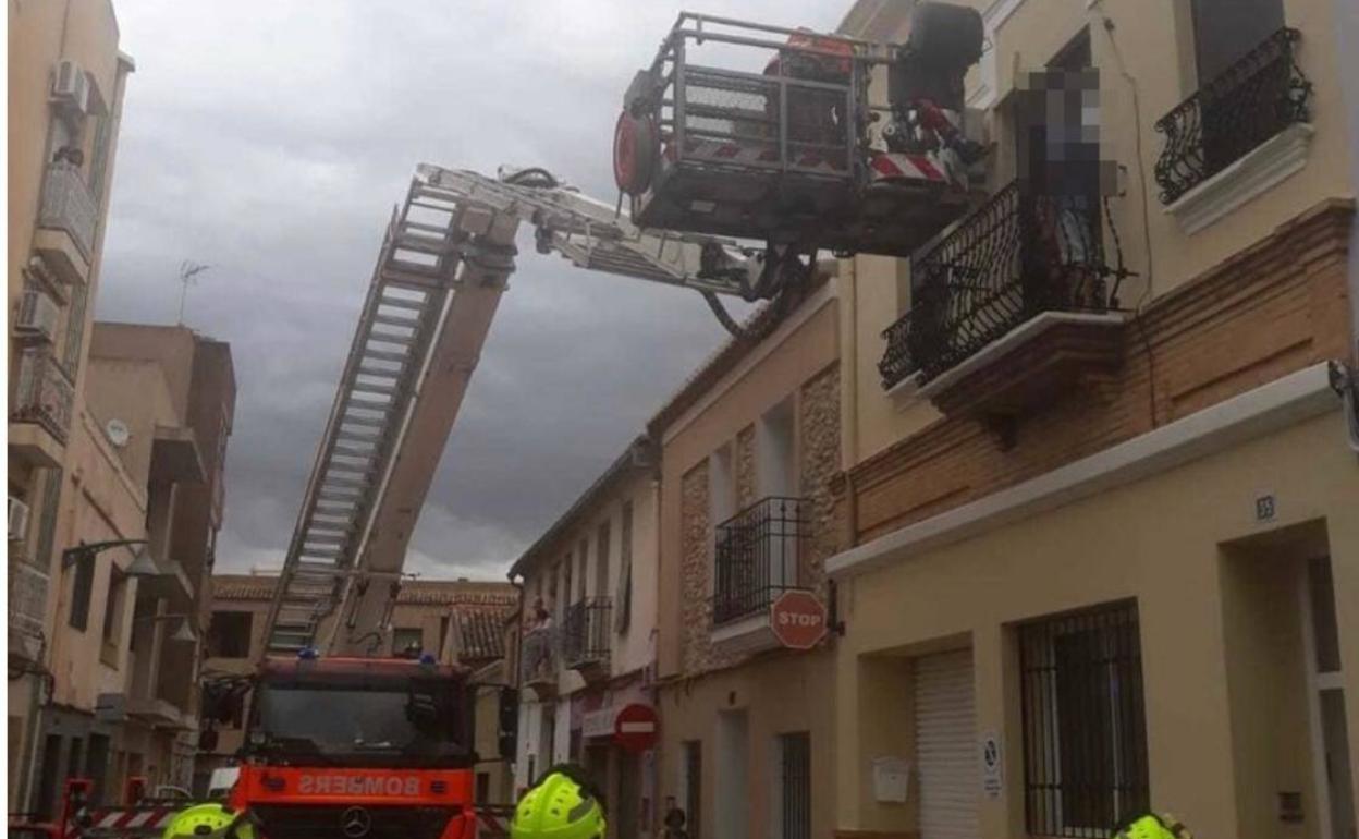 Los bomberos, durante rescate de los vecinos. 