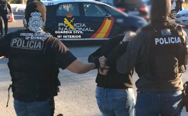 Persecución vecinal hasta una azotea de Valencia para retener a un hombre que daba una paliza a su pareja porque no le gustaba la cena